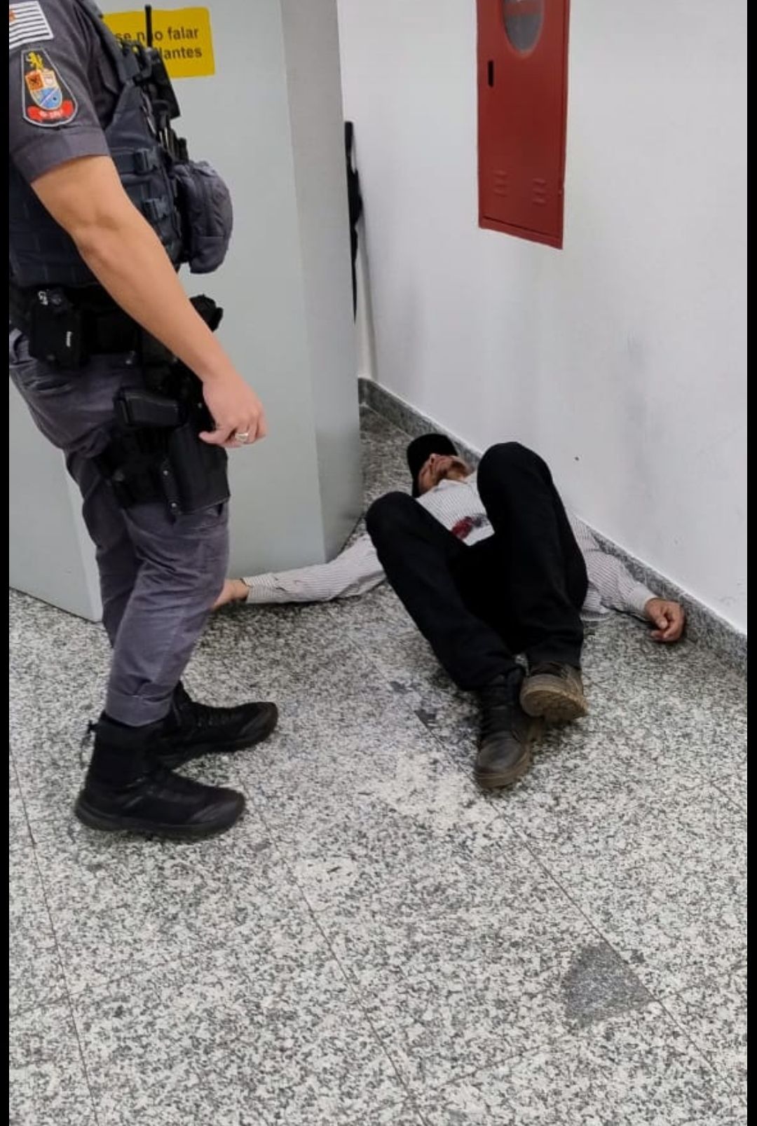VÍDEO: suspeito é baleado por vigilante durante tentativa de roubo a banco em Sumaré (SP)