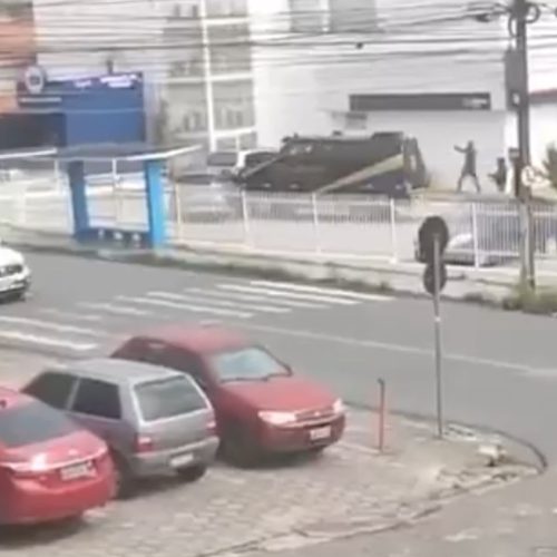Tentativa de assalto a carro-forte em Campina Grande tem duas pessoas feridas durante tiroteio e roubo de veículo; VÍDEO